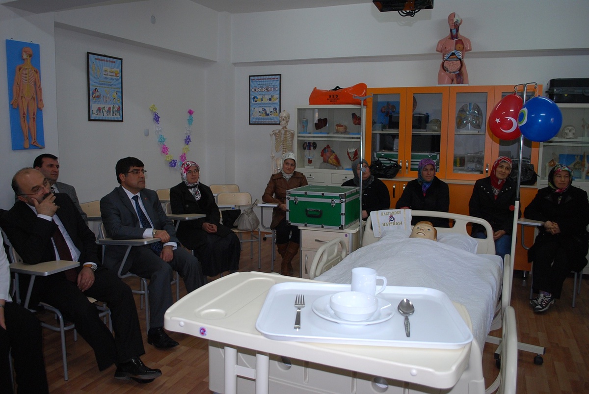 Aksoy, Anadolu Sağlık Meslek Lisesi\'ni Gezdi