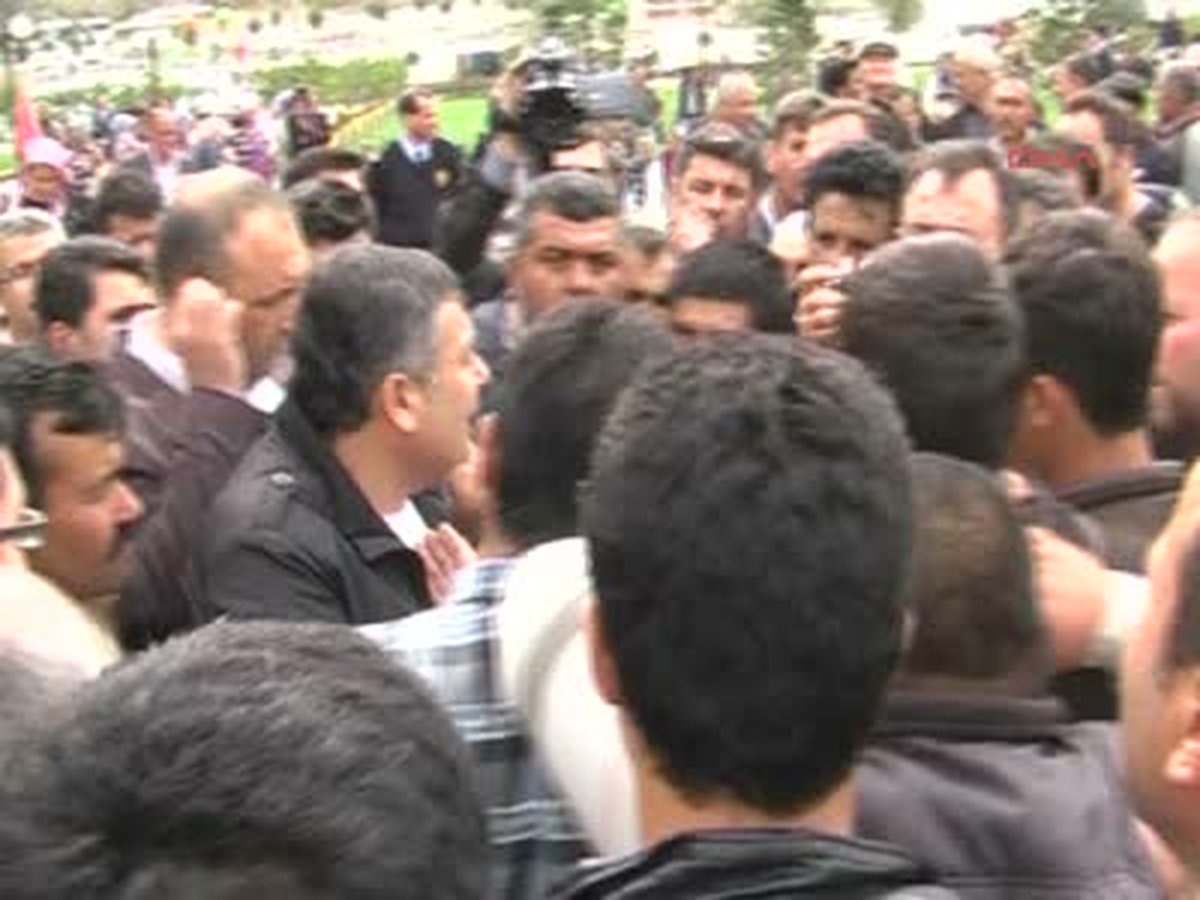 Antalya Belediye Önünde Bekleyiş Sürüyor