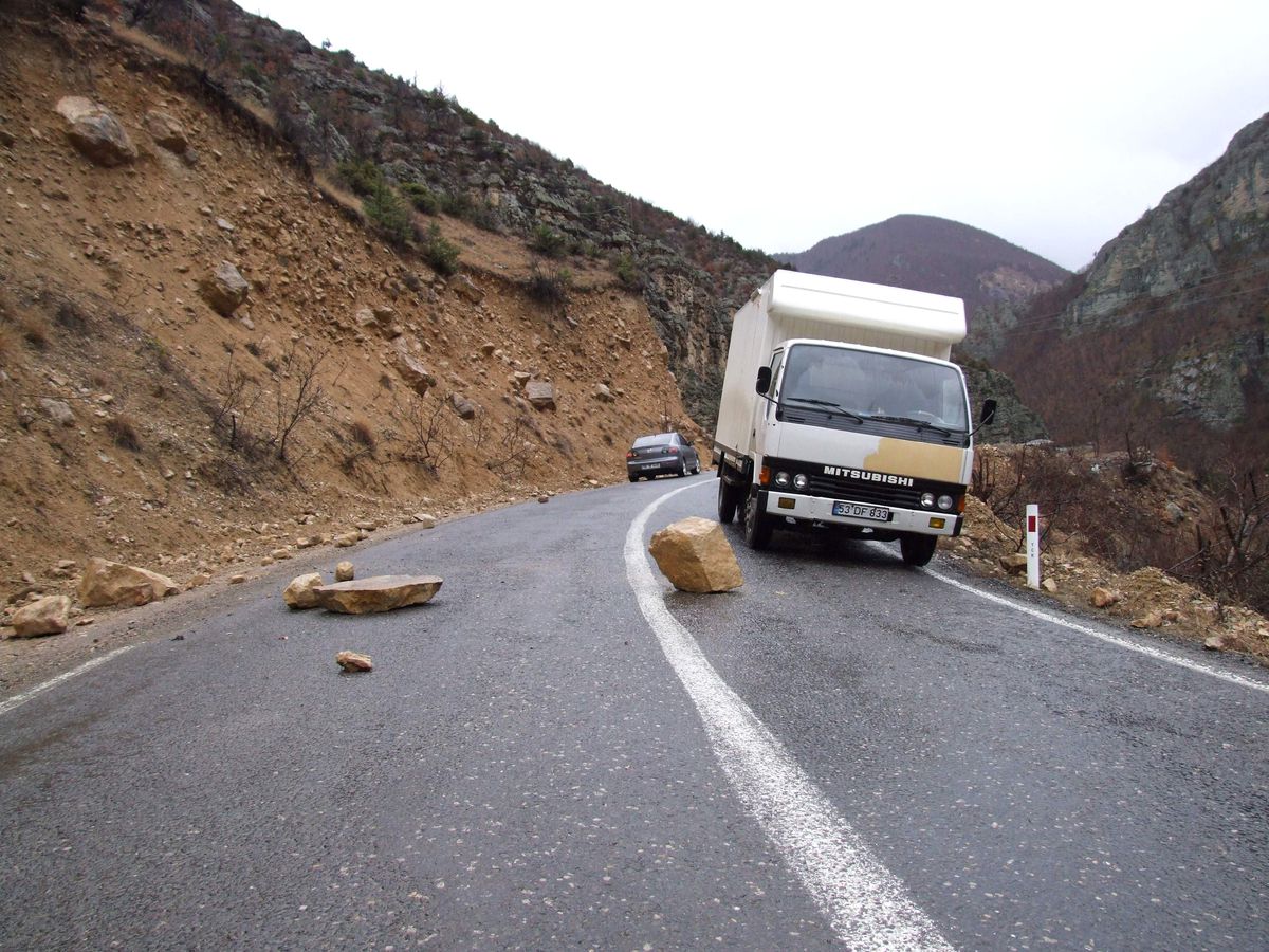 Artvin\'de Karayoluna Düşen Kaya Parçaları Sürücülere Zor Anlar Yaşatıyor