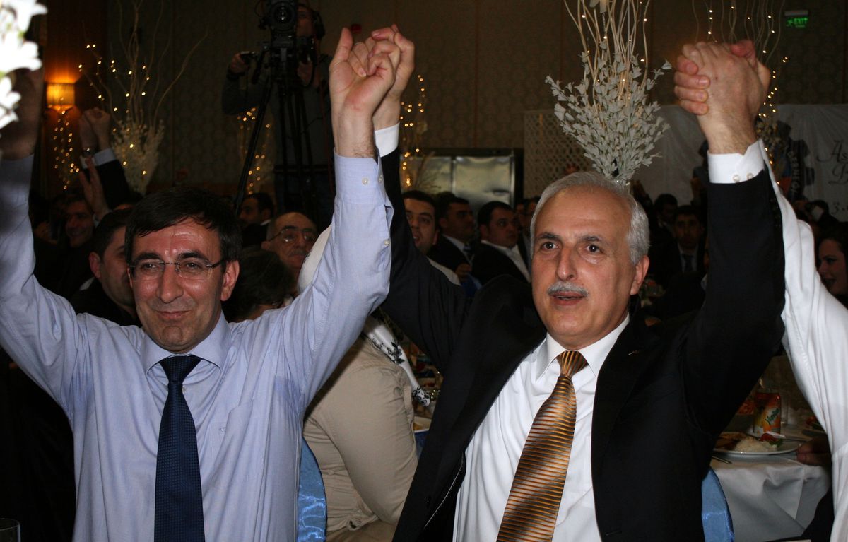 Bakan Cevdet Yılmaz Barış Gecesinde Bitlislilerle Halay Çekti