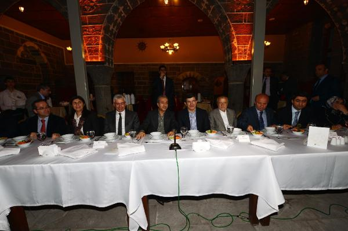 Bakan Davutoğlu ve Eker\'i Baydemir Karşıladı