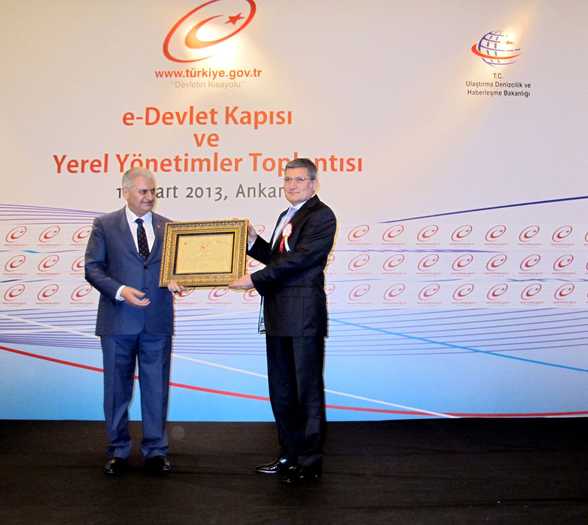 Bakan Yıldırım'dan Pendik Belediye Başkanı'na Ödül