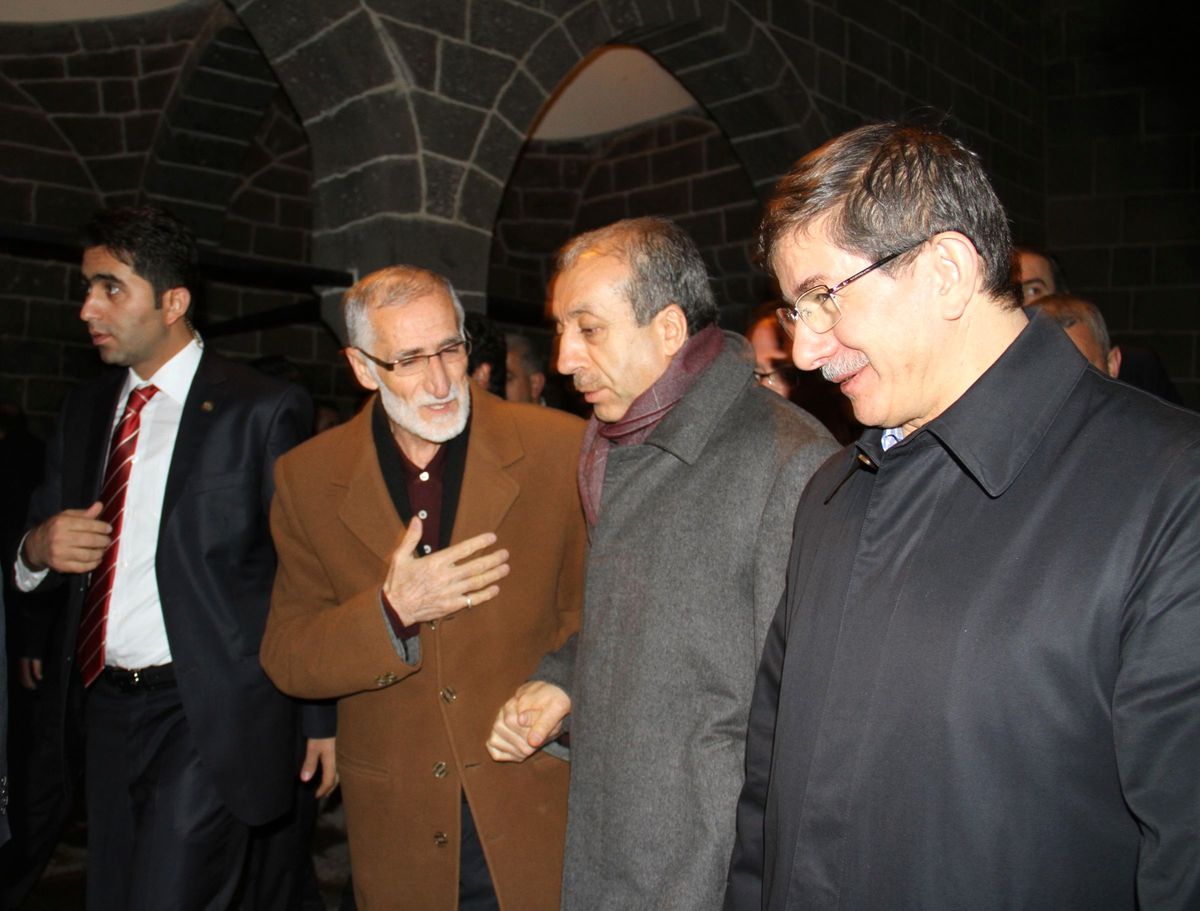Bakanlar Davutoğlu ve Eker Diyarbakır\'da
