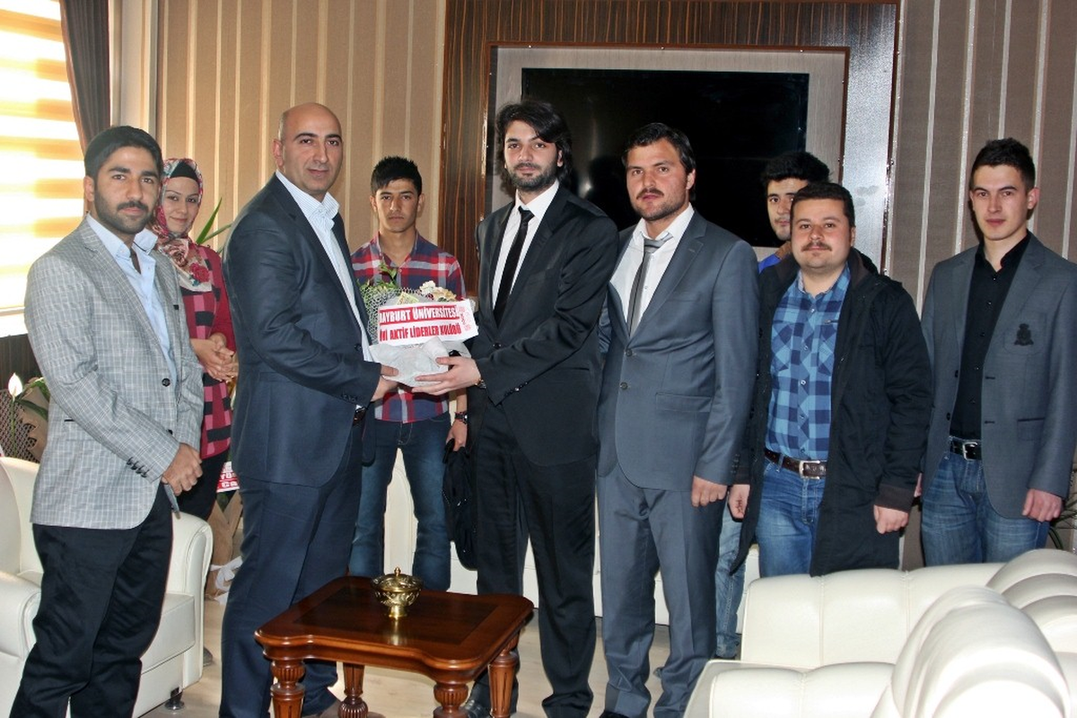 Bayburt Üniversitesi Üniaktif Kulübünden Sağlık Çalışanlarına Karanfil