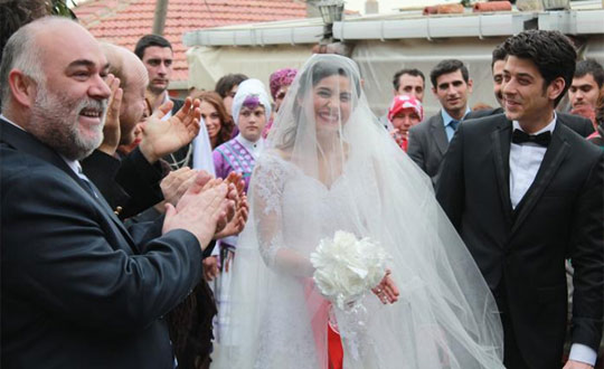 Beni Böyle Sev\'de Ömer ile Ayşem Evleniyor - İzle !