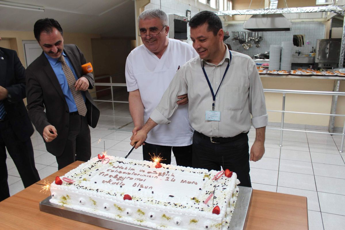Beyşehir\'de Hekimlerden Yaş Pastalı Tıp Bayramı Kutlaması