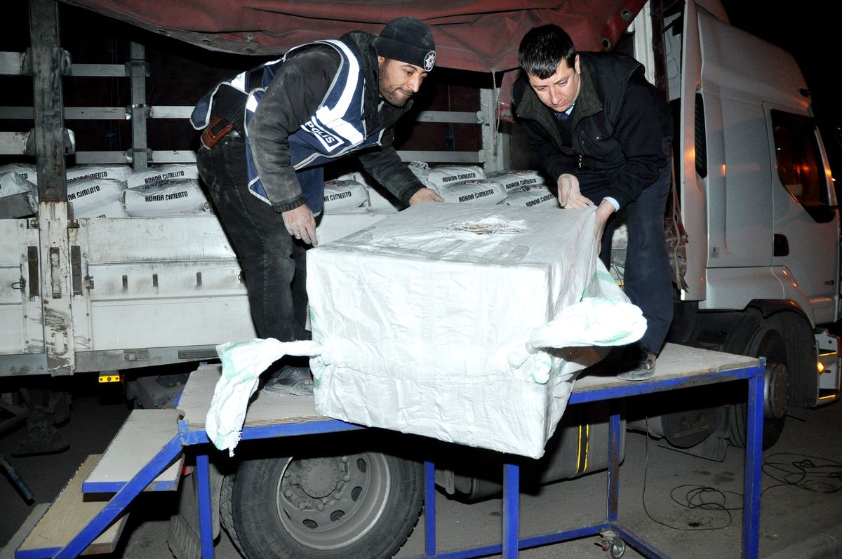Çimento Yüklü Tır\'dan Kaçak Sigara Çıktı