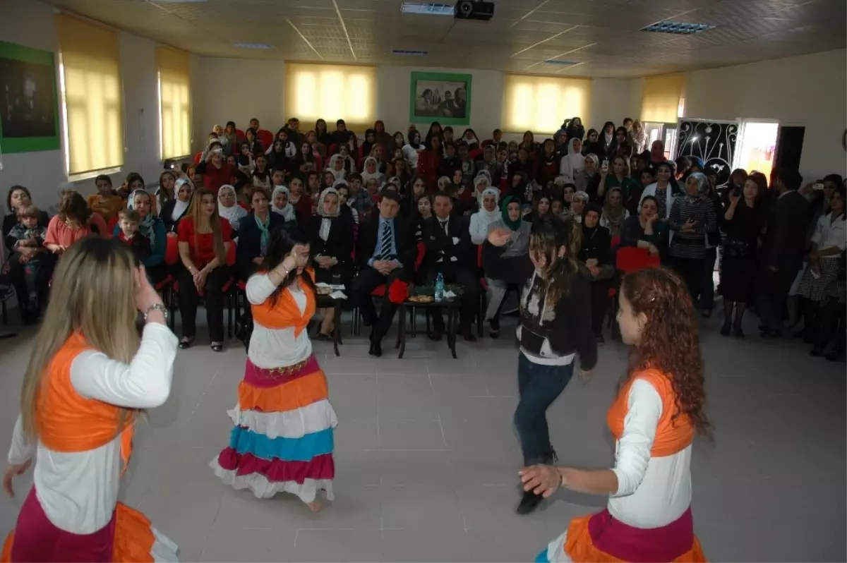 Cizre'de Coşkulu Kadınlar Günü Kutlaması