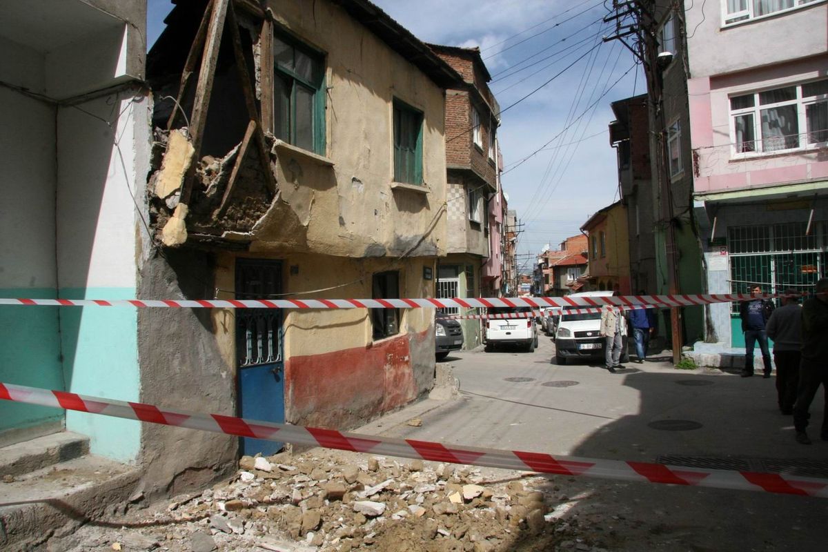 Çöken Binanın Altında Kalmaktan Camdan Atlayarak Kurtuldu