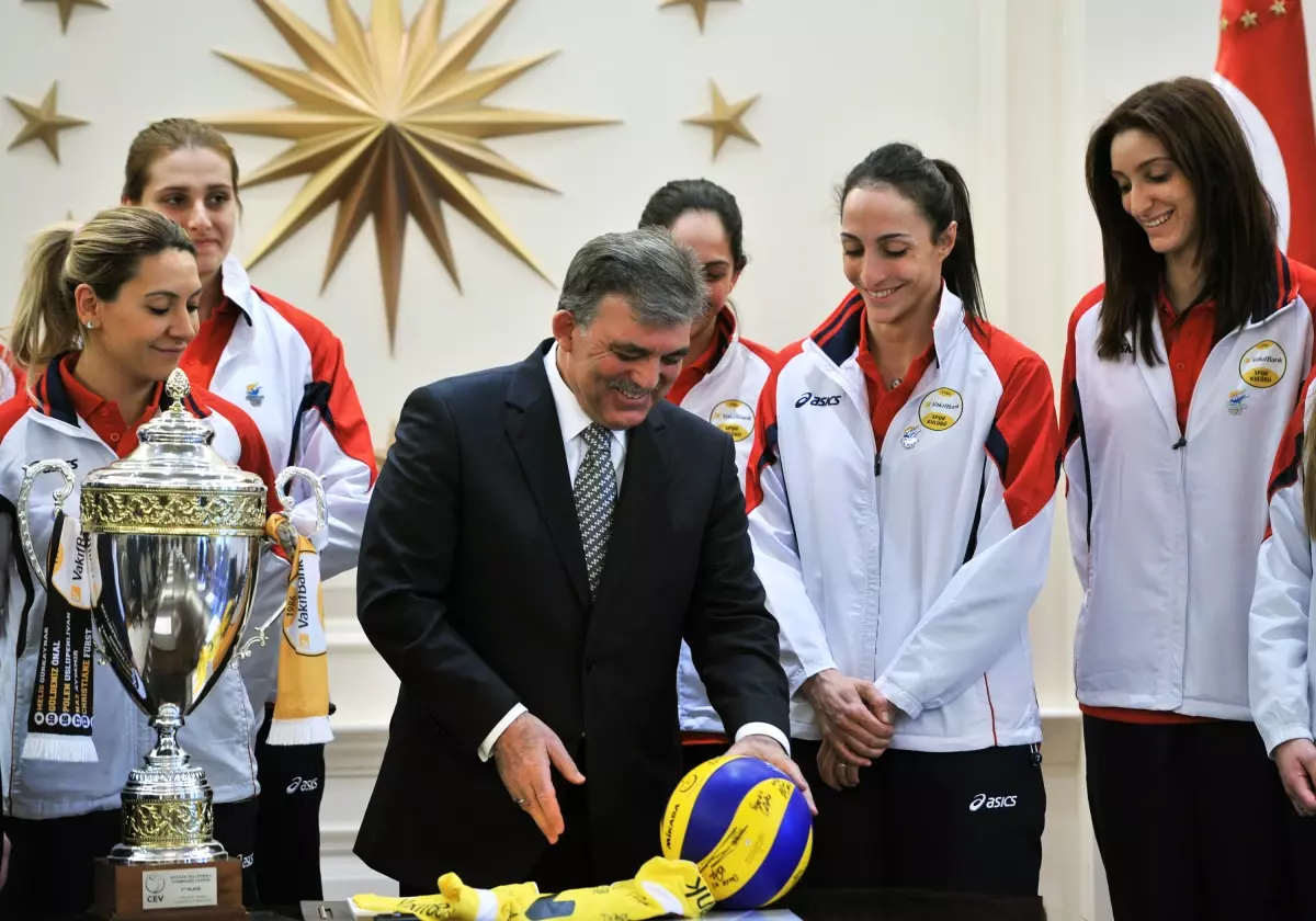 Cumhurbaşkanı Gül, Şampiyon Voleybolcuları Kabul Etti