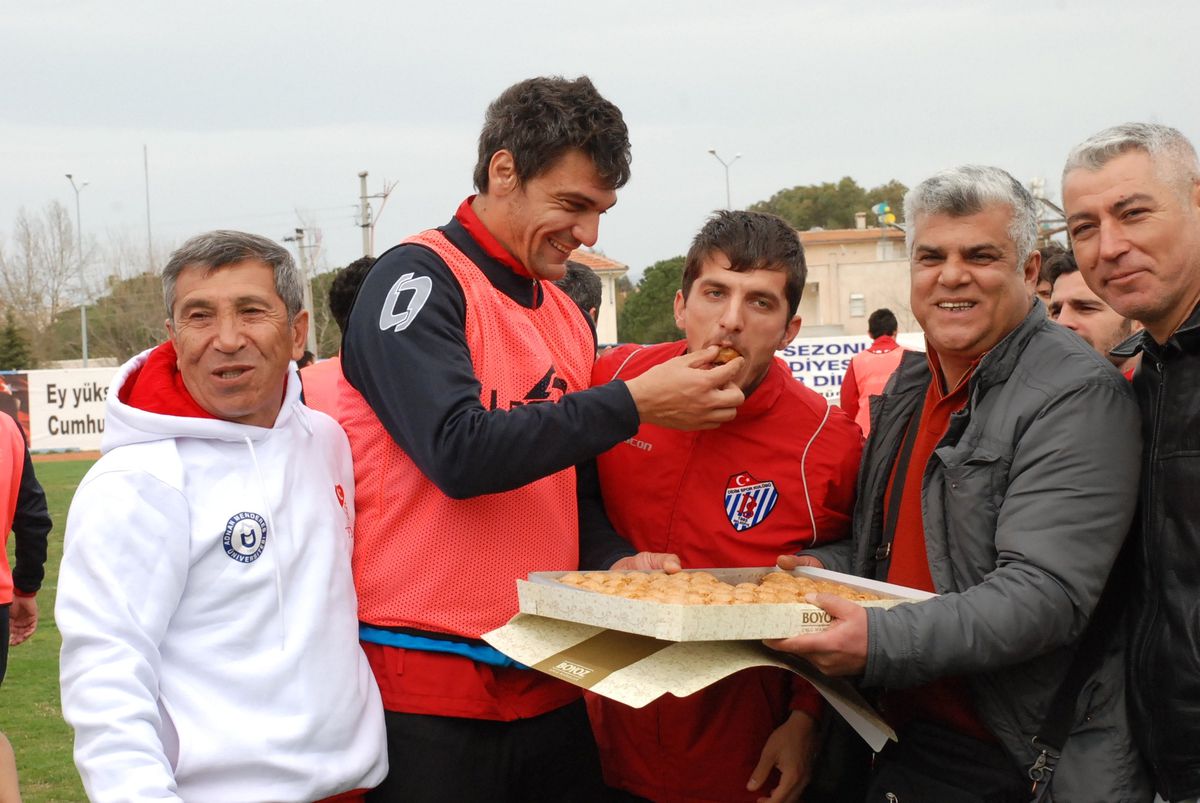Didim Belediyespor\'a Manisa Maçı Öncesinde Baklava Dopingi