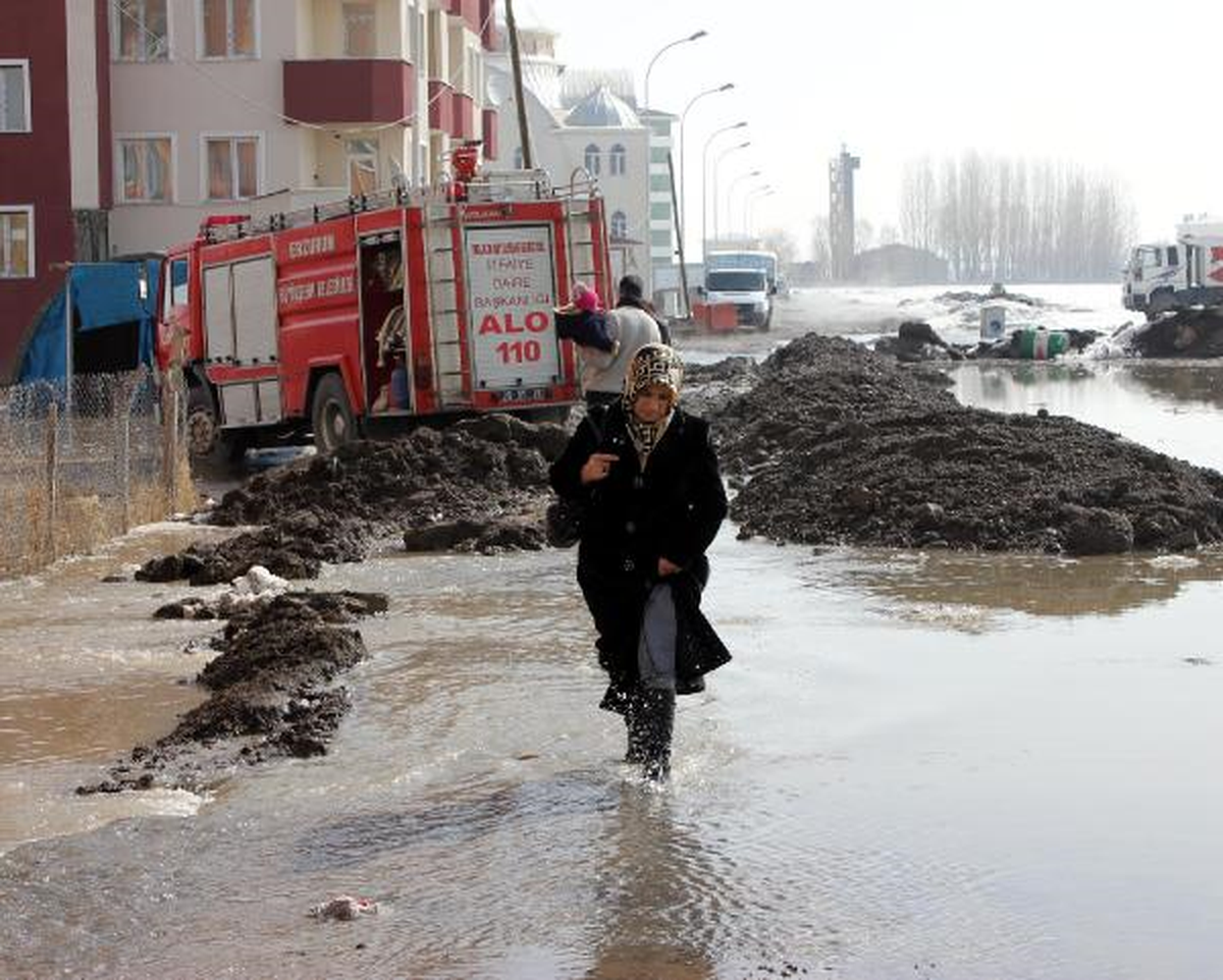 Erzurum\'a 3 Ay Sonra Yağan Yağmur Taşkınlara Yol Açtı