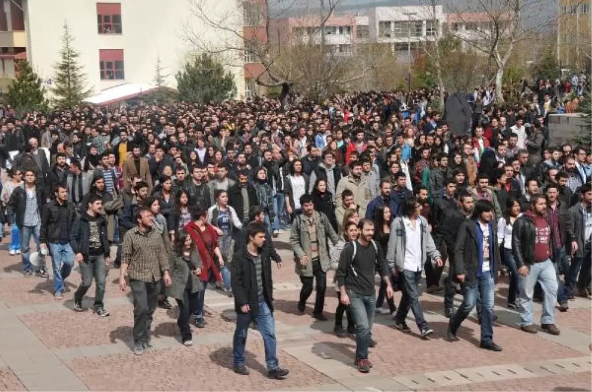 Eskişehir\'de 2 Bin Üniversiteliden Protesto Yürüyüşü