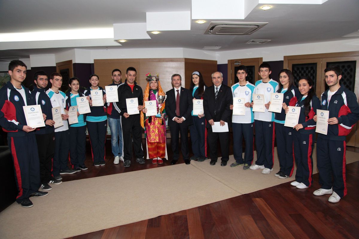 Folklor İl Birincileri Başkan Tahmazoğlu\'nu Ziyaret Etti