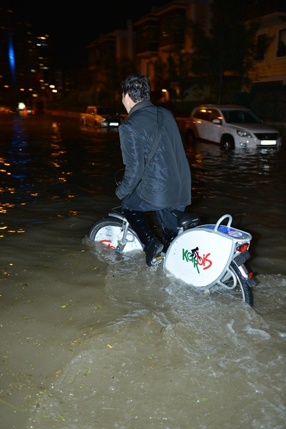 İzmir\'de Deniz Taştı Kordon Suya Gömüldü