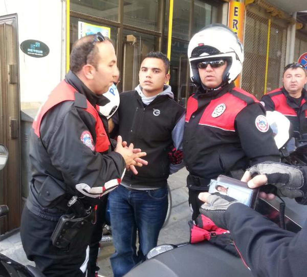 Kaçarken Attıkları Poşetten Esrar Çıktı