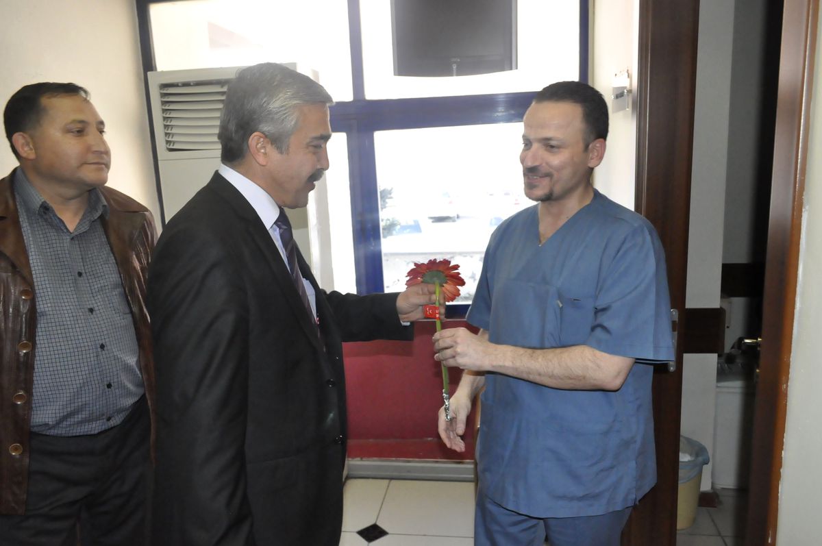 MHP Melikgazi Çiçek Dağıttı