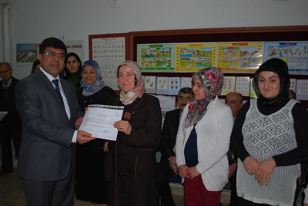 Milli Eğitim Müdürü Bekir Aksoy, Sertifika Dağıttı