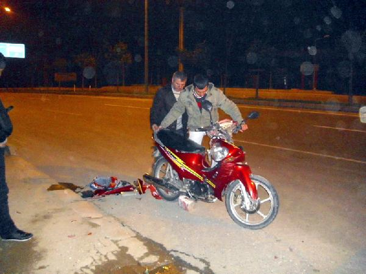Motosikletle Komşusunun Otomobiline Çarptı