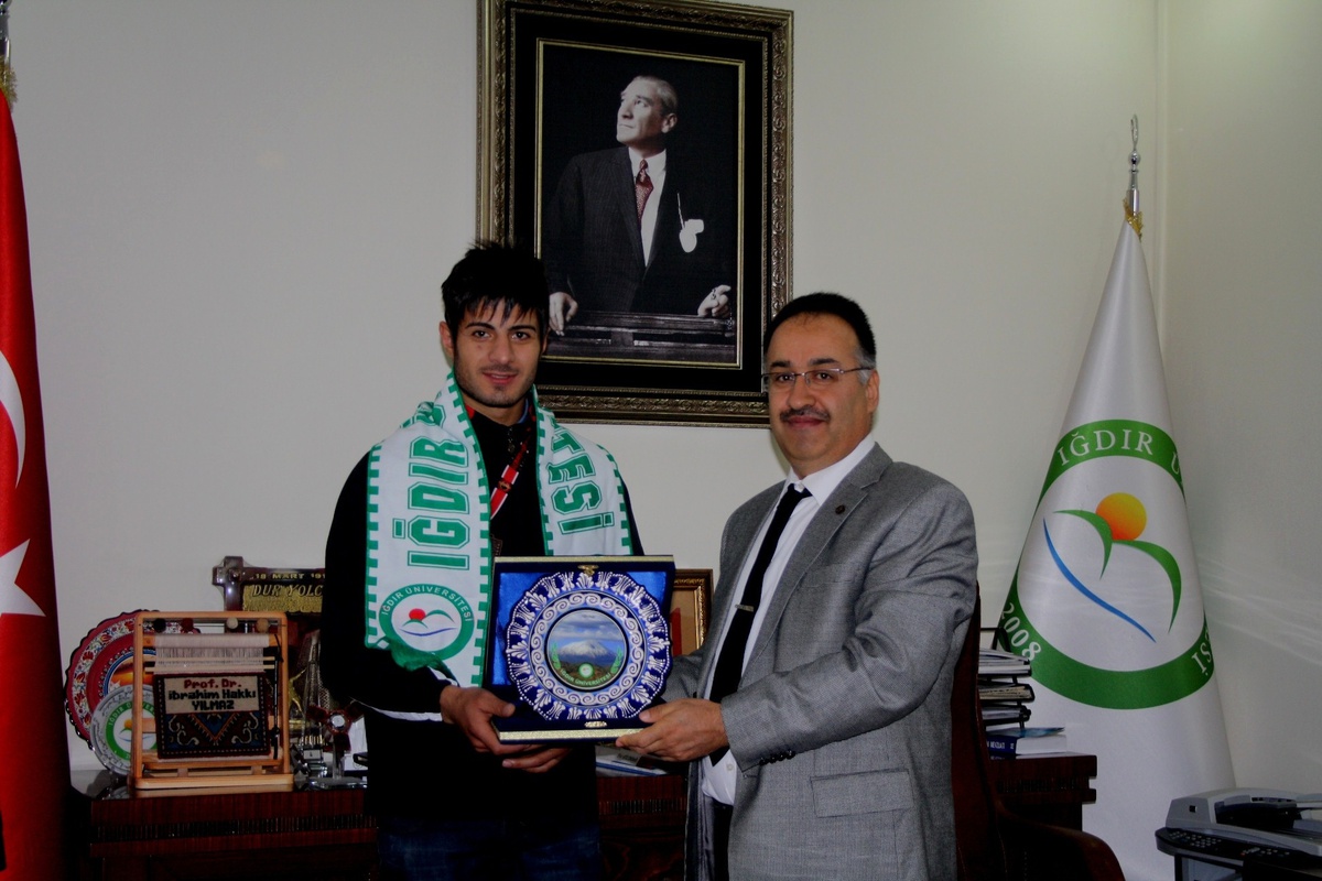 Sporcu Kızılkuş, Rektör Yılmaz\'ı Ziyaret Etti