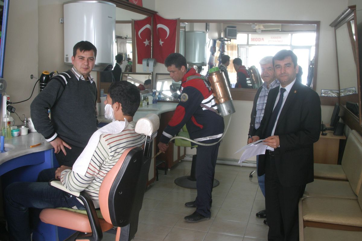 Ödemiş\'te Kuaför ve Berber Dükkanları İlaçlanıyor