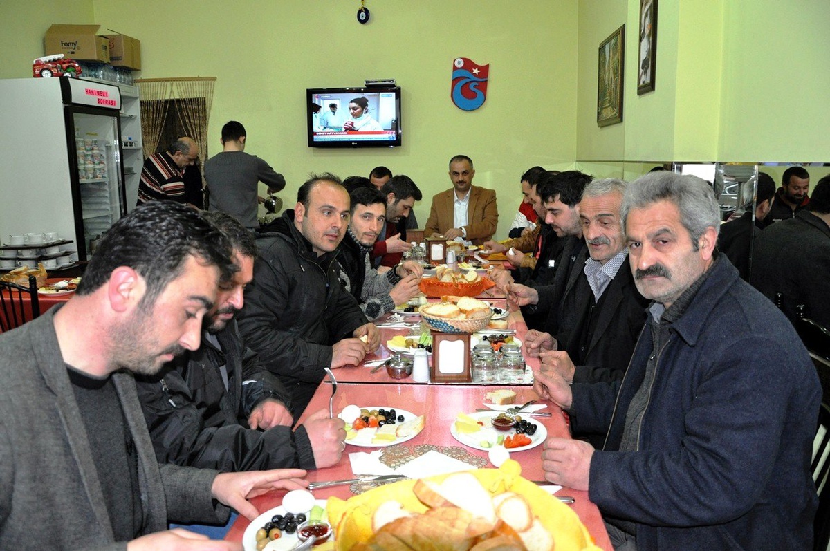 Of Belediye Başkanı Saral, Esnafla Kahvaltıda Buluştu