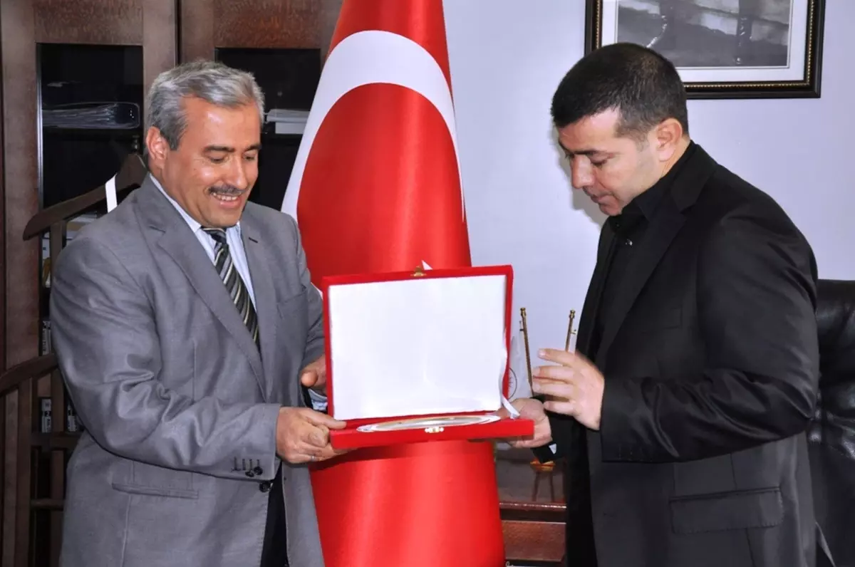 Öğrenci Yurtlarından Belediye Başkanı Ali Murat Bucak'a Plaket