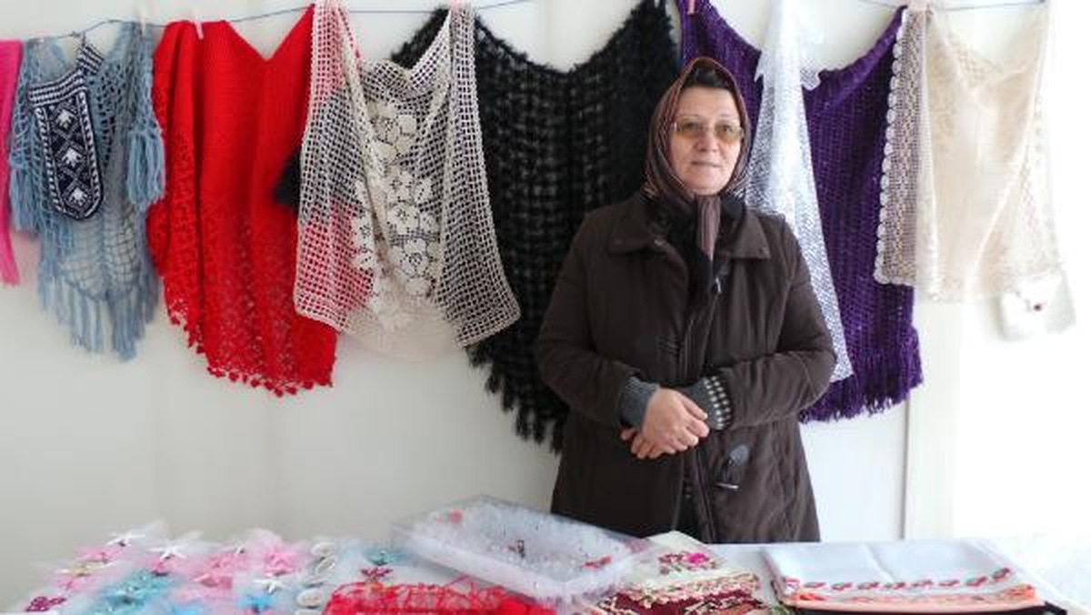 Örgü Örüp Satarak Öğrencilere Burs Veriyor