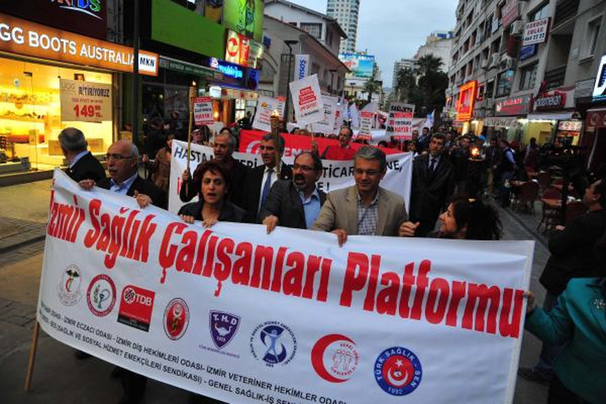 Sağlıkçılardan Meşaleli Yürüyüş