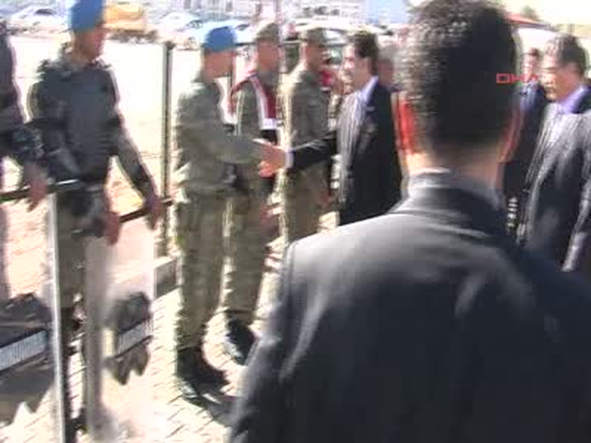 Heyet Suriyeliler\'in Bardındığı Çadırkentte