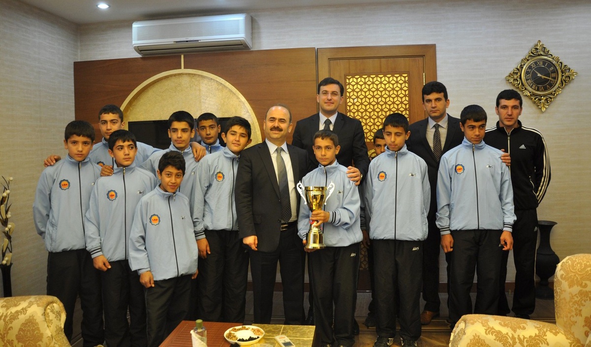 Şirvan Salon Futbol Takımı, Vali Aydın\'ı Ziyaret Etti