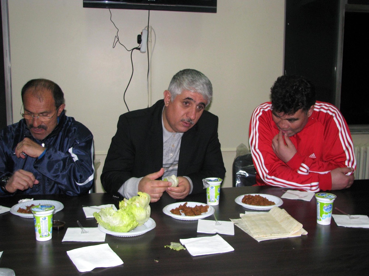 Sorgun\'da Taraftarlar ve Futbolculara Çiğ Köfte