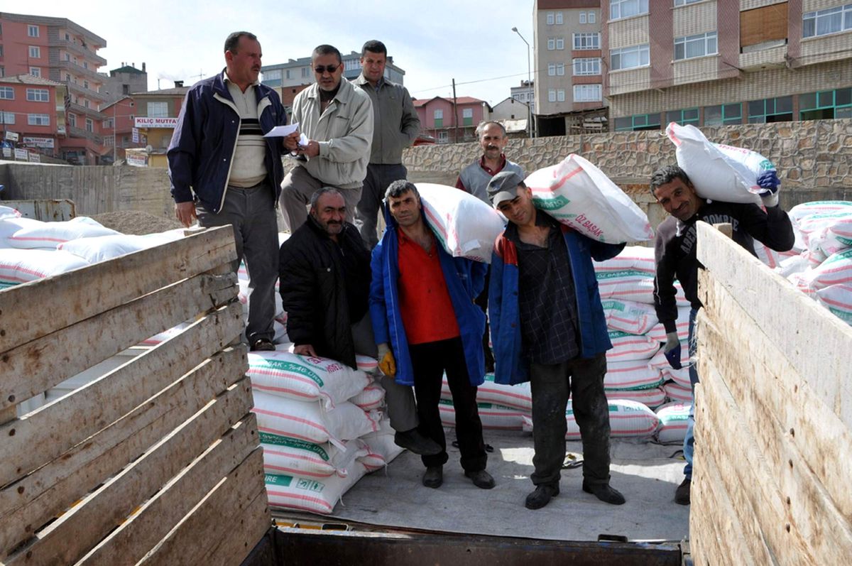 Suşehri\'nde Gübre Dağıtımı