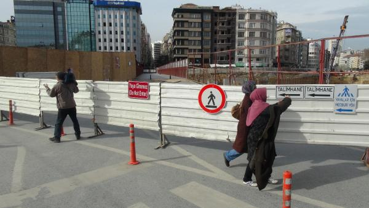 Taksim\'de Beton Döküldü, Yaya Üst Geçidi Kalktı