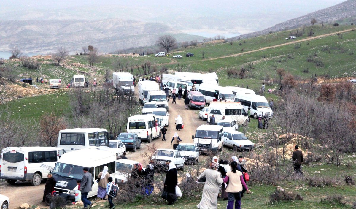 Türbedeki Taşları Isıtıp Şifa Arıyorlar