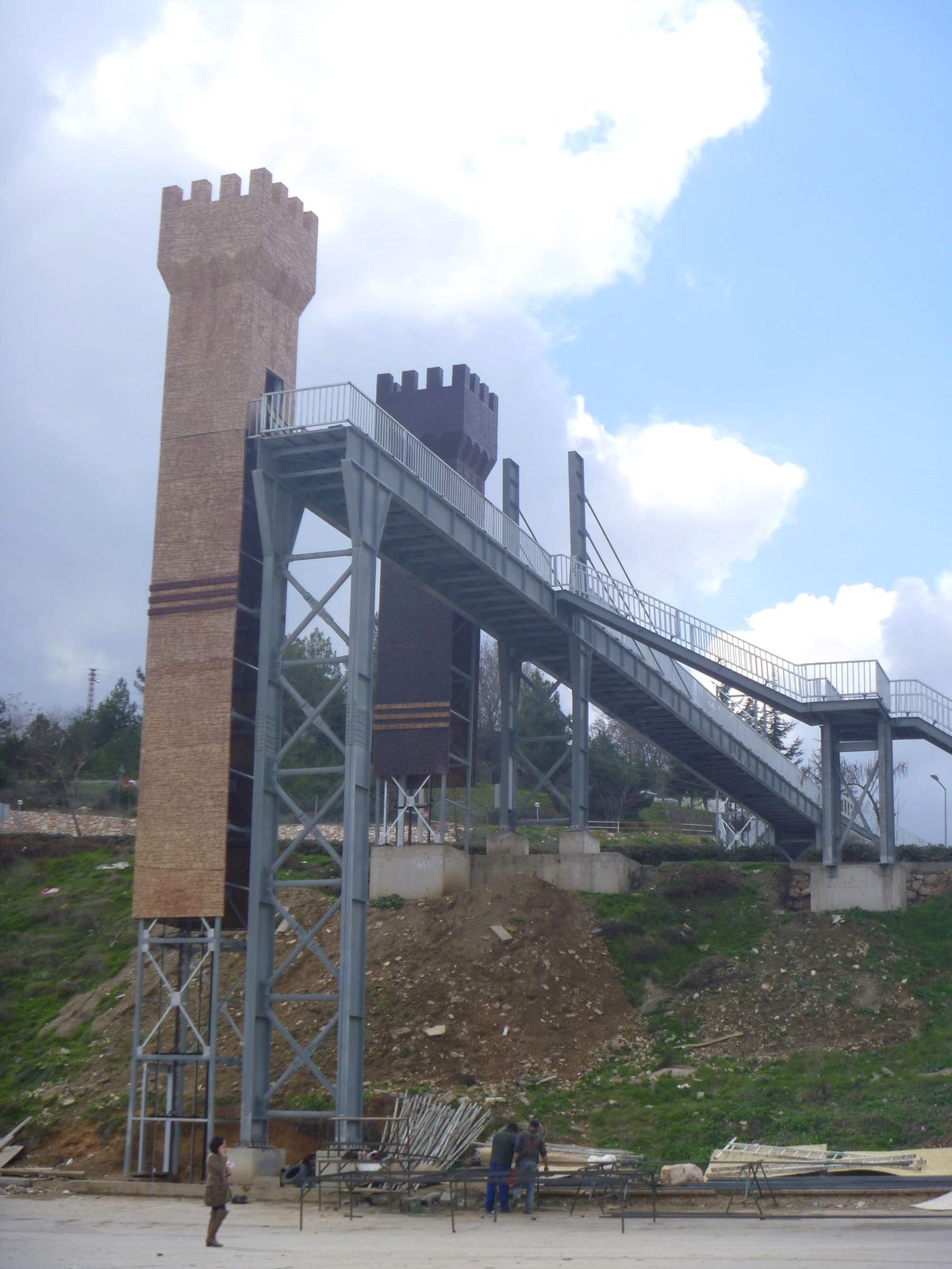 Üst Geçide Asansör