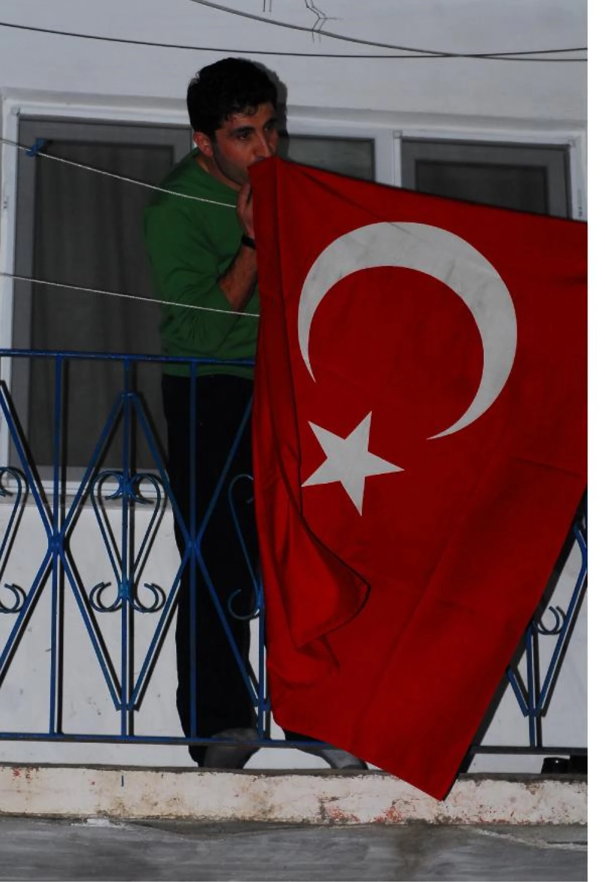 Türkiye\'nin Konuştuğu Asker Bayrağı Öptü