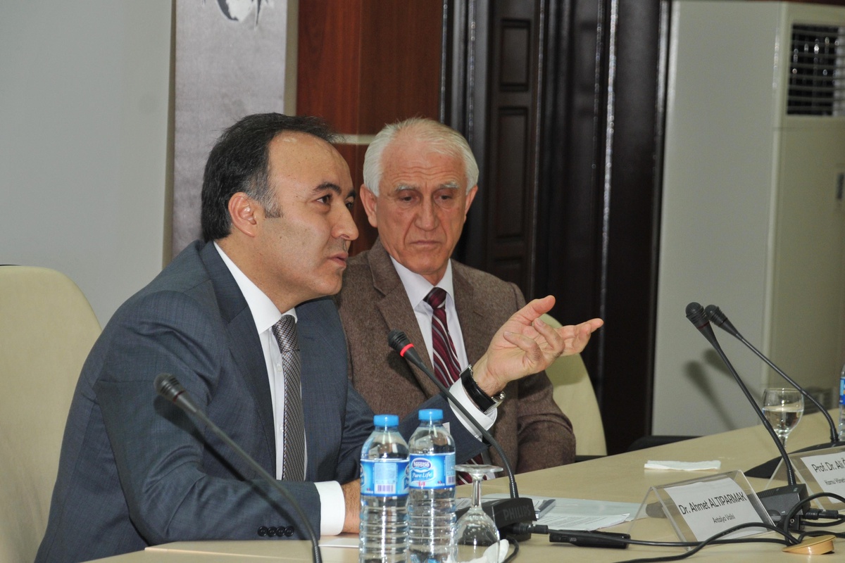 Vali Altıparmak Aü Öğrencilerine Konferans Verdi