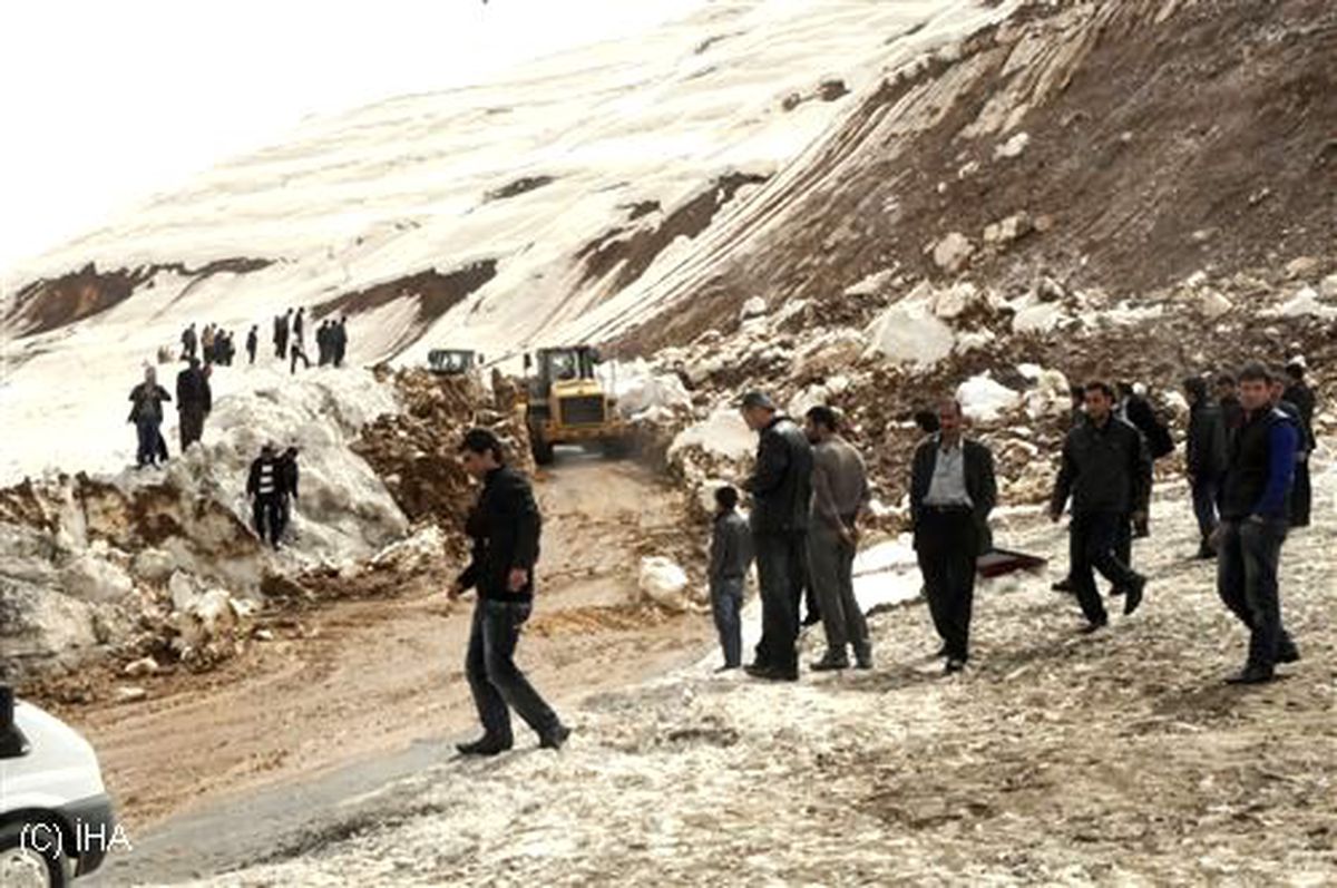 Yüksekova-Şemdinli Karayolunda Heyelan
