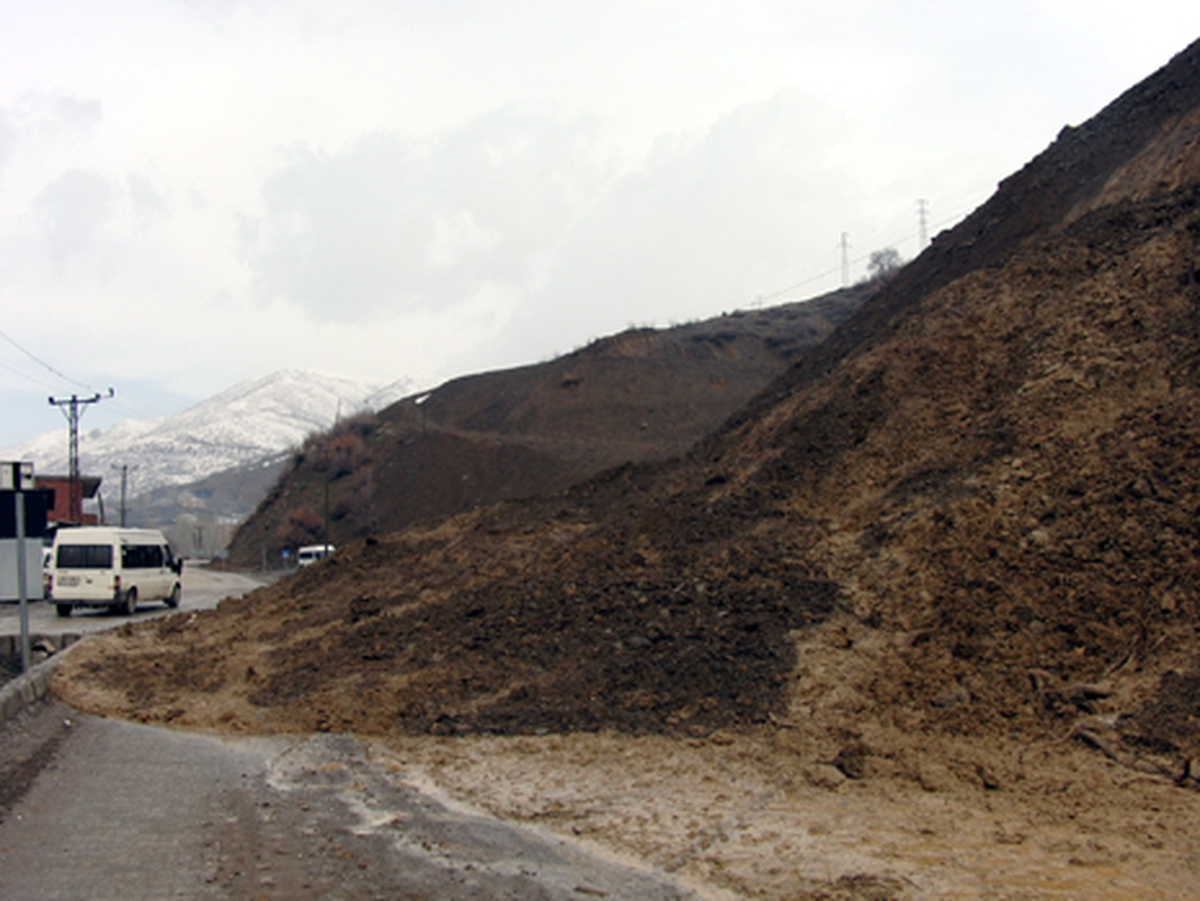 Yüksekova-Şemdinli Karayolunda Heyelan