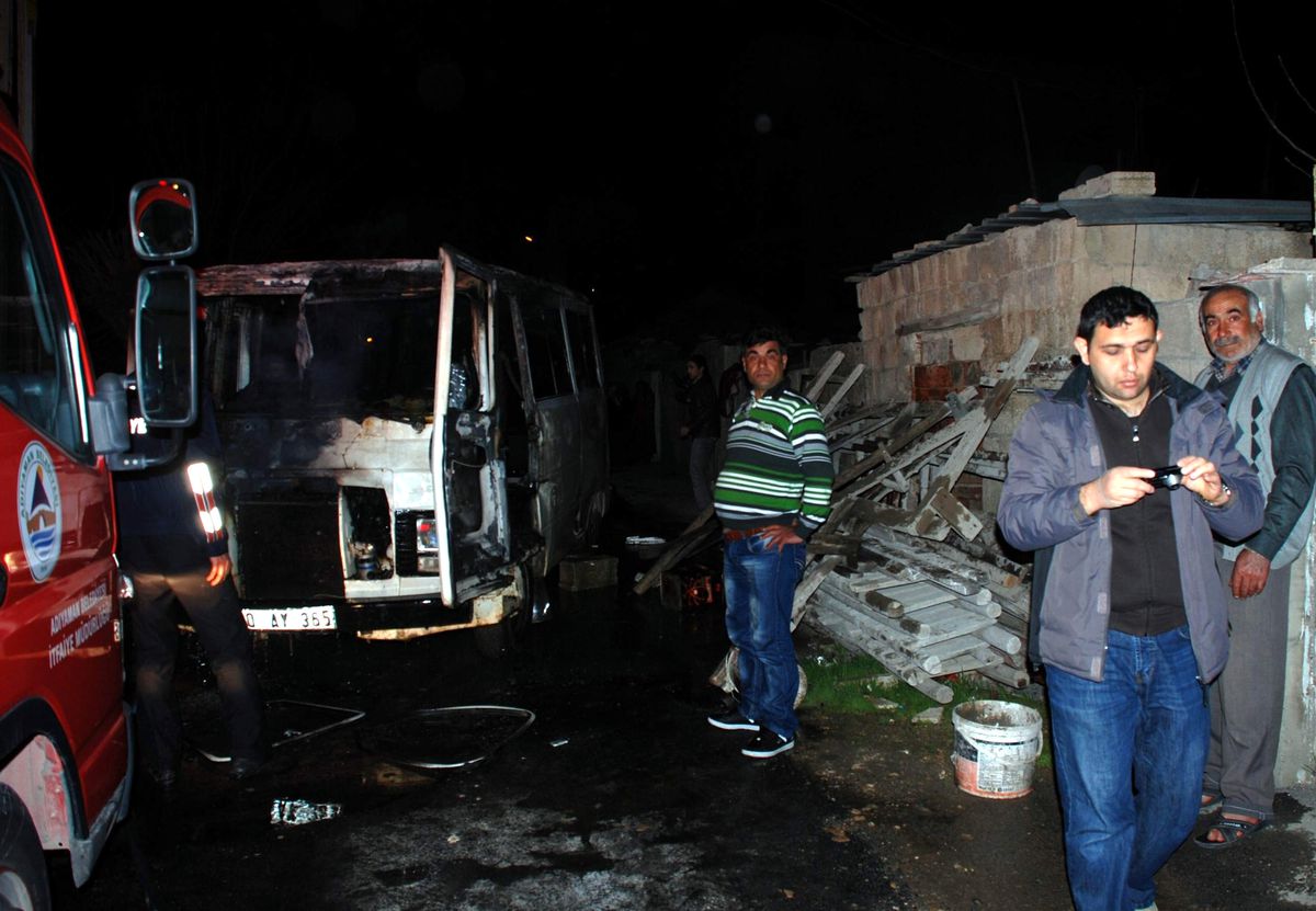 Adıyaman\'da Bir Minibüs Kundaklandı