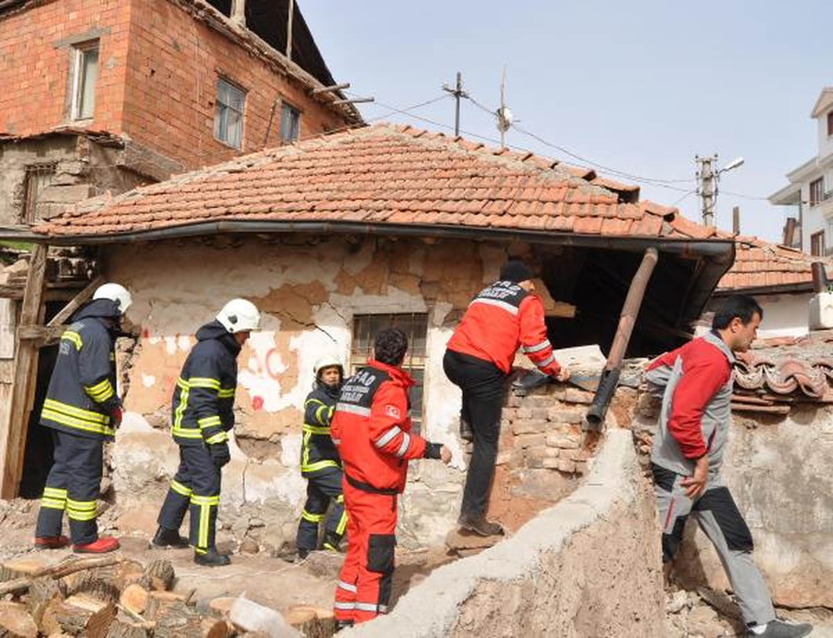 Rüzgarda Bir Evin Çatısı Çöktü