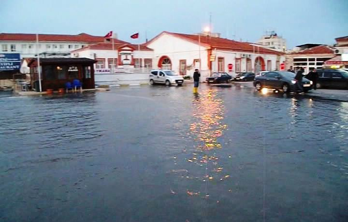 Ayvalık\'ta Deniz Taştı