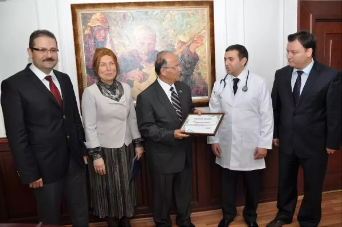 Babasına Karaciğeri ile Hayat Veren Yılın Doktoruna Teşekkür