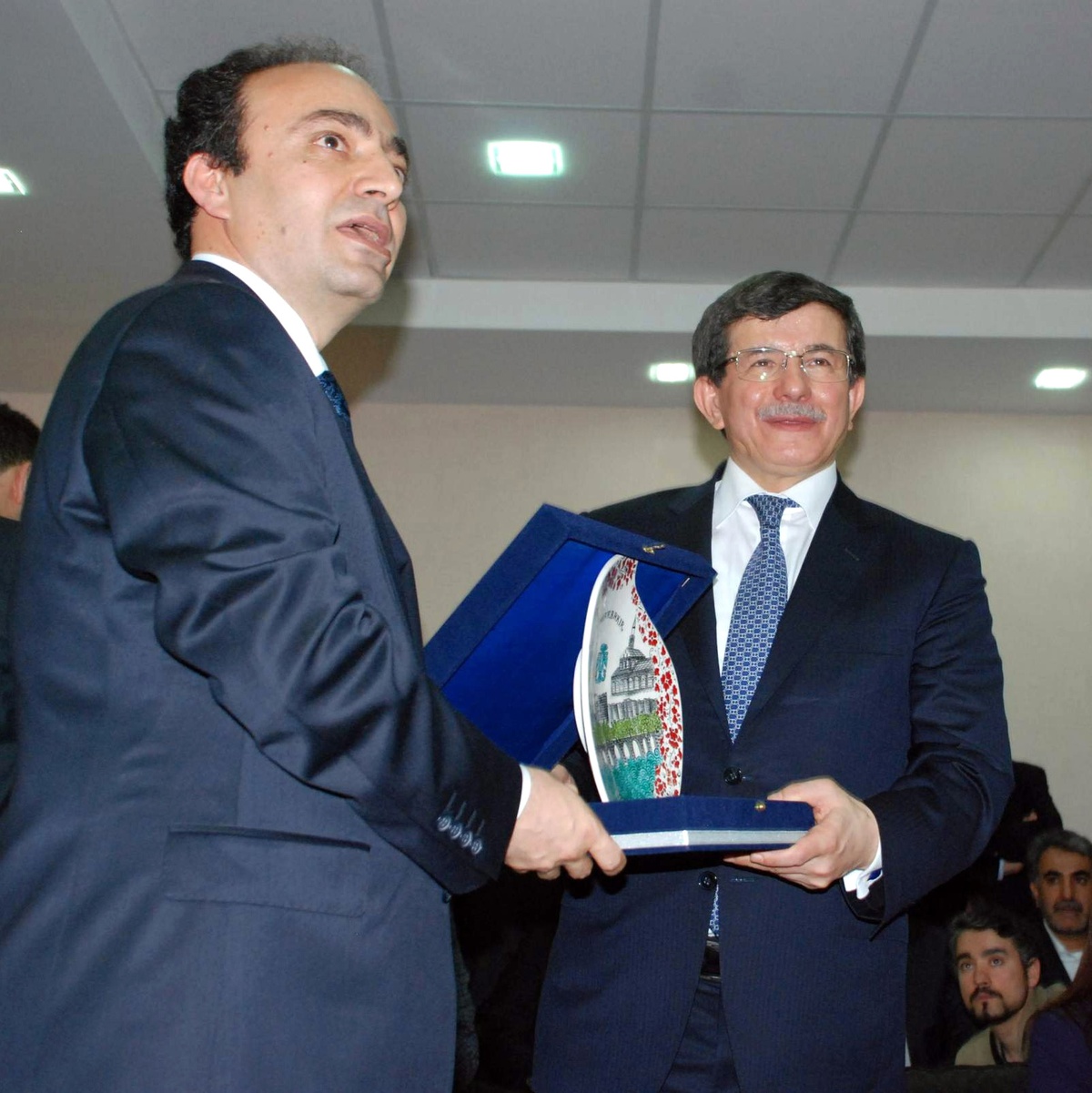 Bakan Davutoğlu, Baydemir\'i Ziyaret Etti