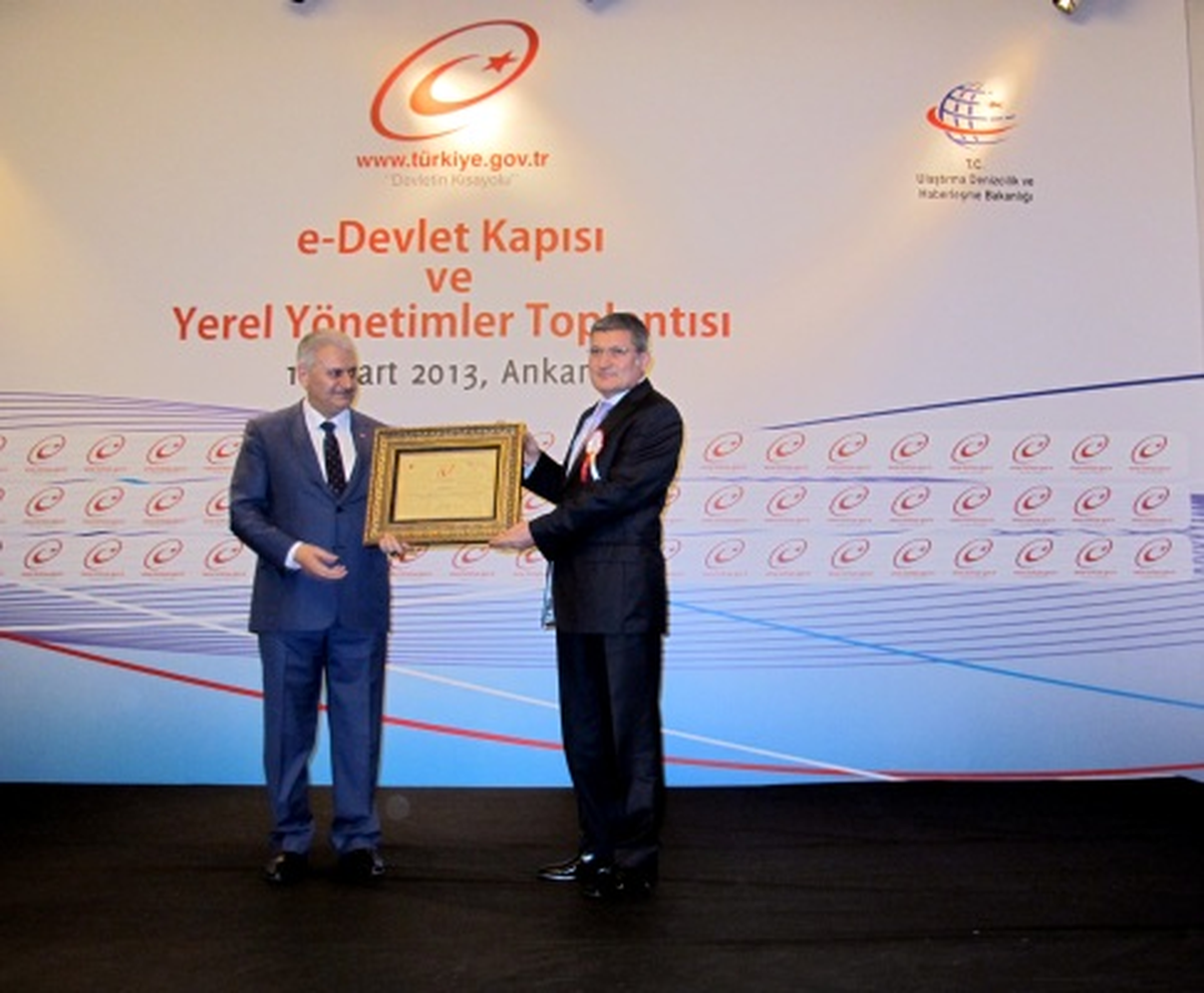Bakan Yıldırım\'dan Pendik Belediye Başkanı\'na Ödül