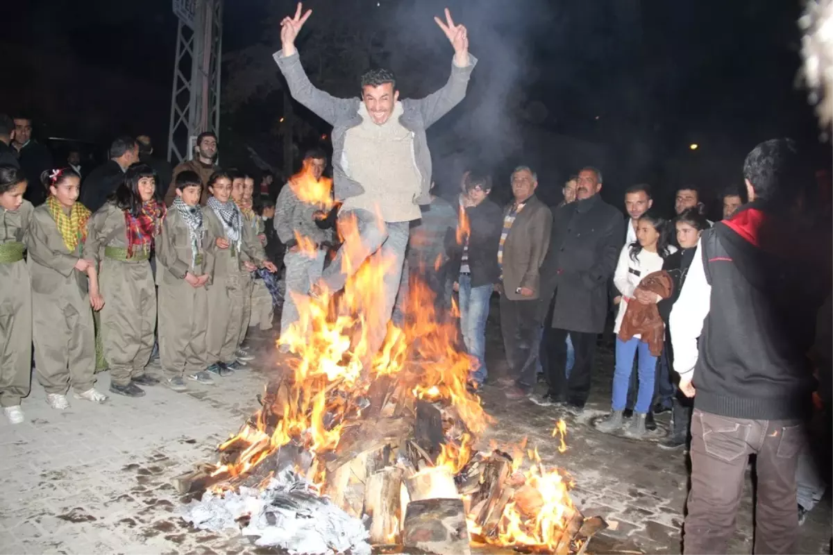 Başkale\'de Havai Fişekli Nevruz Kutlaması