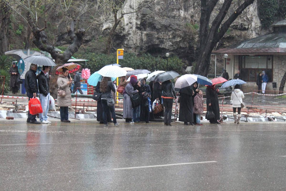 Bursalılar Yağmurlu Güne Uyandı