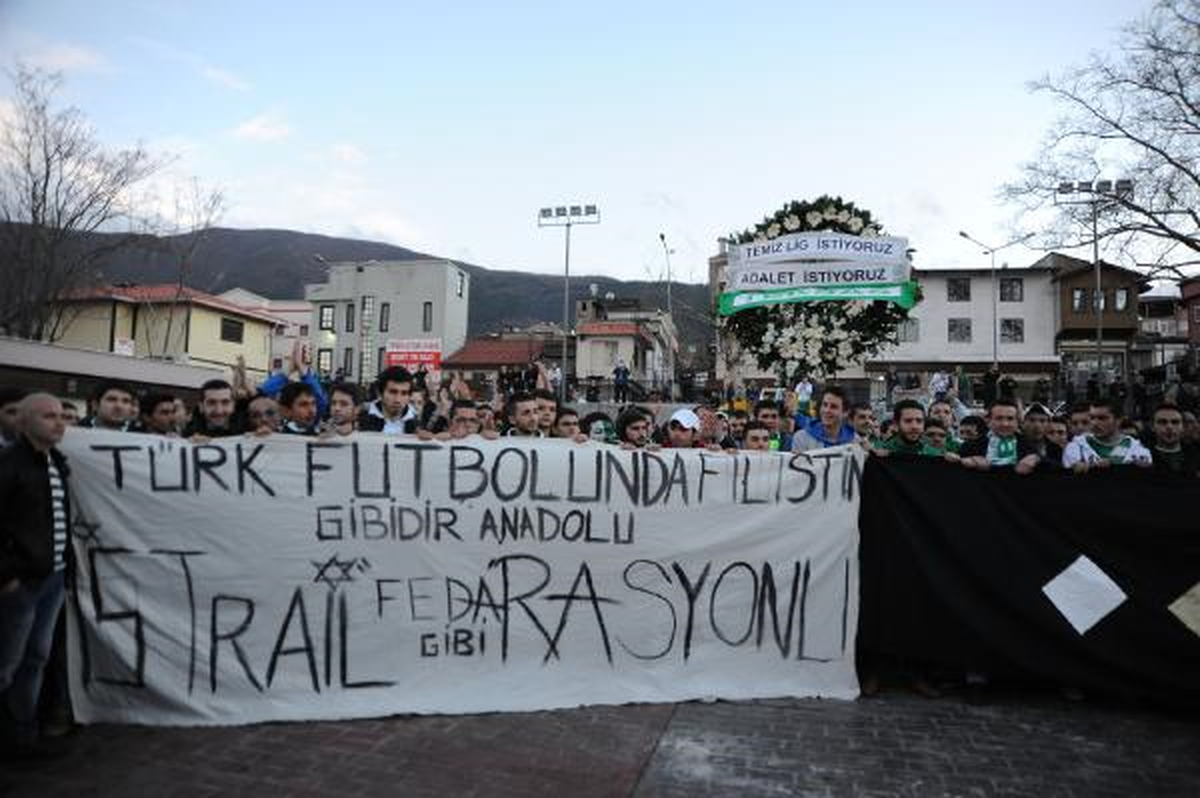 Bursaspor Taraftarları Tff Temsilciliğine Siyah Çelenk Bıraktı