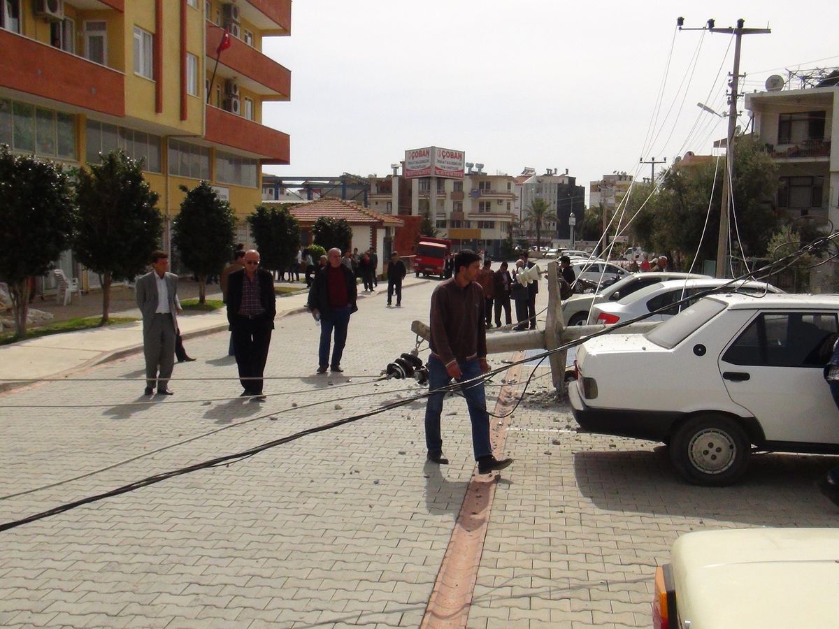 Devrilen Elektrik Direği Otomobili Hurdaya Çevirdi